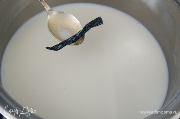 Духовку разогреть до 175-180 С. В кастрюльку вылить молоко и поставить закипать вместе с половинкой стручка ванили.