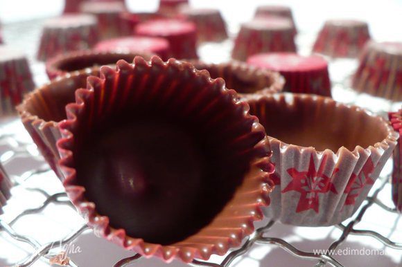 Формочки для домашних конфет обильно смазываем получившейся шоколадной массой с помощью, например, силиконой кисточки. Если нет формочек, используем пекарскую бумагу или фольгу в тех же целях. Даём шоколаду застыть.