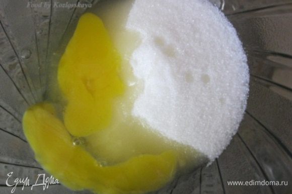 В большой миске соединить яйца с сахаром.
