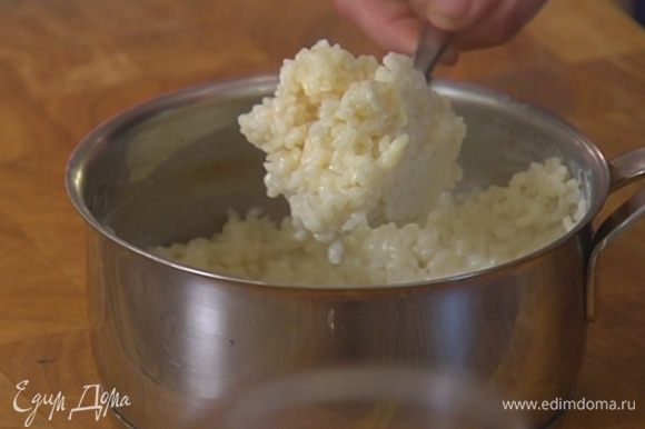 Молоко влить в небольшую кастрюлю, добавить рис, 1 ст. ложку сливочного масла, сахар, посолить, влить апельсиновую воду, перемешать и варить 15–18 минут до полной готовности риса.