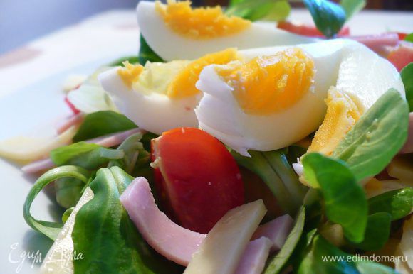 Распределяем заправку по салату, остывшее яйцо выкладываем на салат. Приятного аппетита!