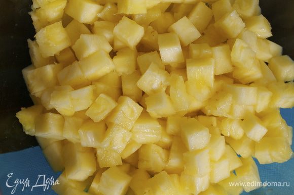 Тем временем подготовим все для сальсы... Свежий ананас очистить и нарезать мелкими кубиками.