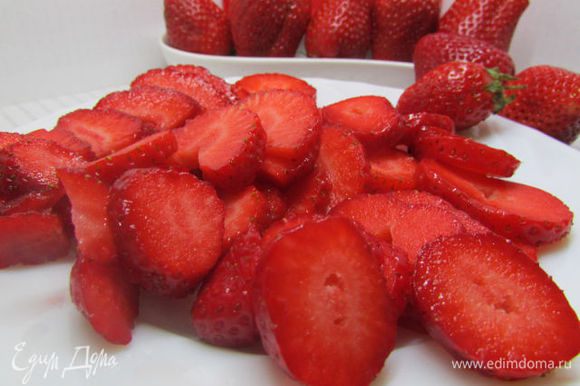 Клубнику промойте, очистите от плодоножек. 200 г ягод нарежьте пластинками.