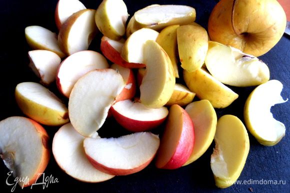 Яблоки помыть и нарезать на дольки.