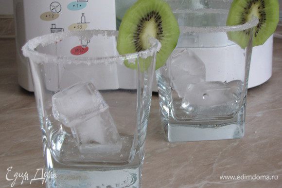 Из минеральной воды приготовить лед. В стаканы положить кубики льда, украсить кружками киви.