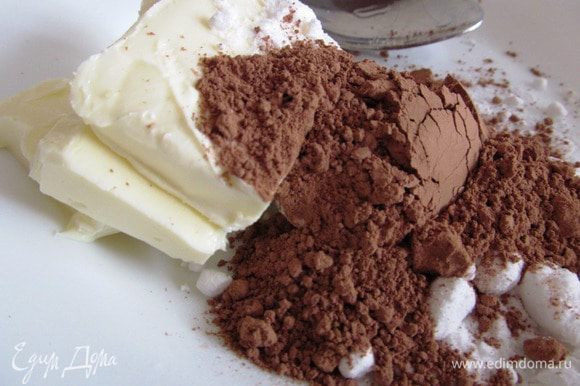 Шоколадный крем. Сливочное масло взбиваем с сахарной пудрой, какао и молоком.