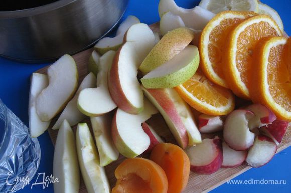 Яблоко и грушу разрезать на четвертинки, вынуть семена, разрезать на дольки (не чистить). Из персика и абрикоса вынуть косточки, разрезав их пополам, потом на дольки. Апельсин порезать на тонкие кружочки. Добавить 2 кружочка лимона.