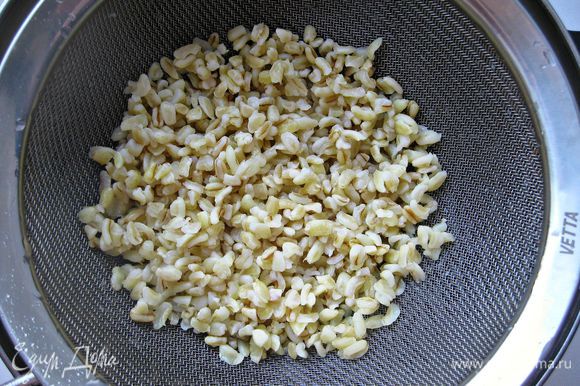 Пшеницу перебрать, варить до готовности. Я использовала для приготовления булгур. Вполне подойдёт и рис.