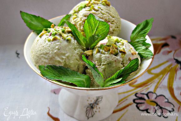 Разложить готовое мороженое по креманкам, украсить рубленными орехами, листиками мяты и наслаждаться! Вкусного вам лета!