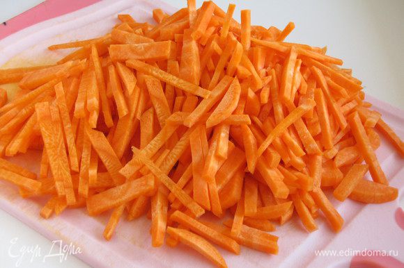 Пока мясо маринуется, займемся овощами. Морковь нарезать короткой соломкой.