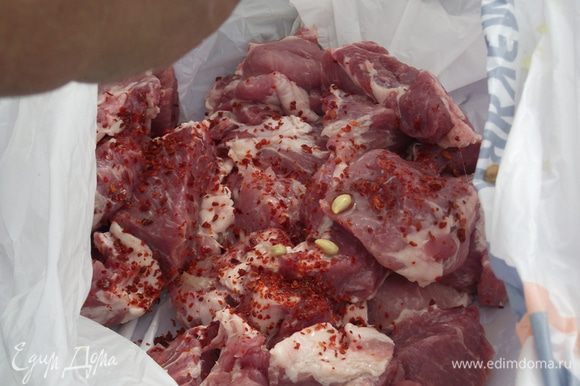 Мясо освободить от пленочек и лишнего жира. Затем его необходимо порезать на порционные куски, размером примерно 5*5 см. Нарезать кольцами лук размером 0,5 см.