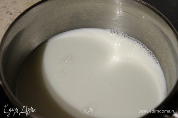 Остальное молоко выливаем в ковш, доводим до кипения, кладем ванилин, сахар и манку разведенную в кружке. Варим до готовности минут 5. Охлаждаем до теплого состояния. Затем добавляем размягченное сливочное масло и взбиваем миксером 5 минут.