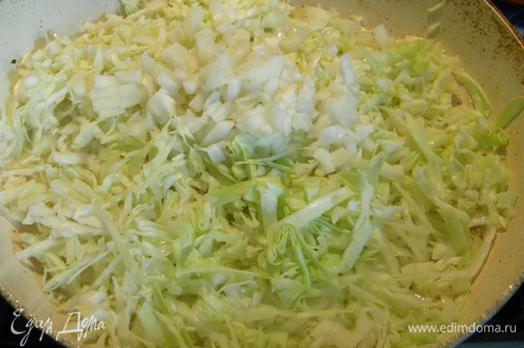 Режем капусту, лук, поливаем маслом сковородку и жарим, солим, перчим по вкусу. В конце чеснок добавляем.