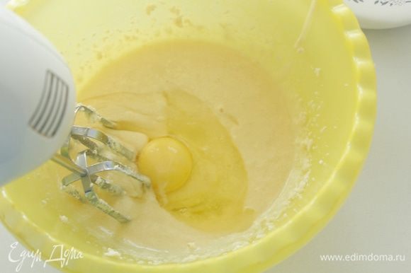 Масло взбить с сахаром, затем, продолжая взбивать, добавить по одному яйца.