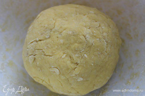 Отварной картофель натереть на терке или размять вилкой. Добавить яйцо, соль и муку и замесить не сильно крутое тесто.
