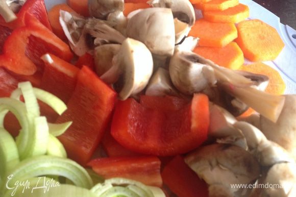 Овощи помойте. Морковь почистите, у болгарского перца удалите плодоножку и семена. Нарежьте.