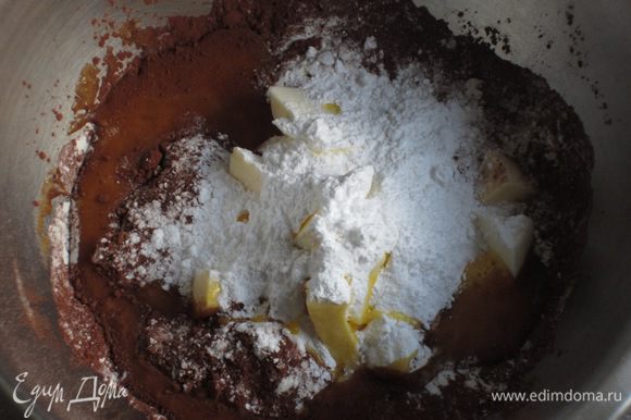 Песочное шоколадное тесто: В чаше миксера соединить муку, какао, нарезанное кубиками сливочное масло, сахар, яйцо и замесить тесто.