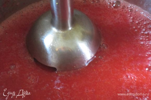 Клубничная начинка: Желатин замочить в холодной воде на 10 минут. В блендере пюрировать клубнику с сахаром.