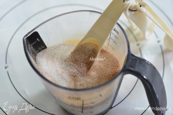 Разогреть духовку до 180 гр. На противни выложить бумагу для выпечки. Масло порезать кусочками. Сахар смешать с корицей.