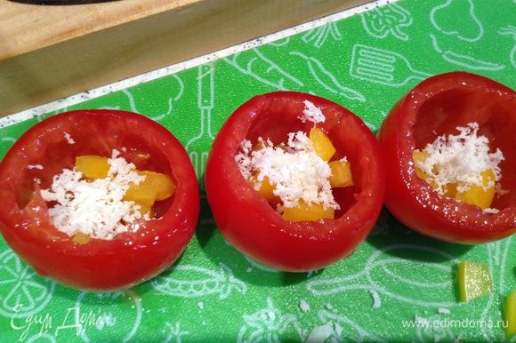 В томаты положить перец, тертый сыр.