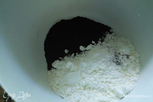 Соединить муку, крахмал, разрыхлитель и какао и ввести в белковую массу, аккуратненько вымешать тесто до однородности.
