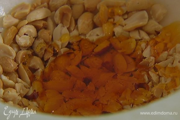 Приготовить соус: в ступку с арахисом влить сахарный сироп, рисовый уксус, соус Nam Pla и арахисовое масло, все перемешать.