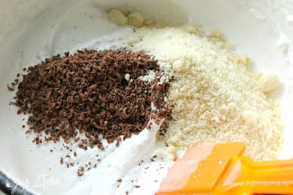 В белковую массу аккуратно вмешиваем миндальную муку, финики и тертый шоколад.