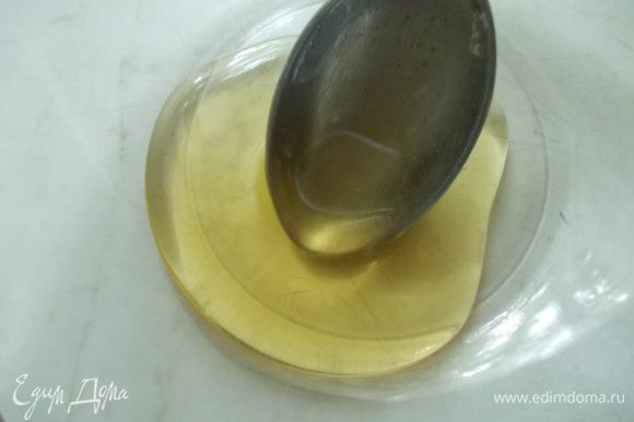 Мед для маринада,должен быть жидким и ароматным,добавляем в миску + винный уксус,размешать.