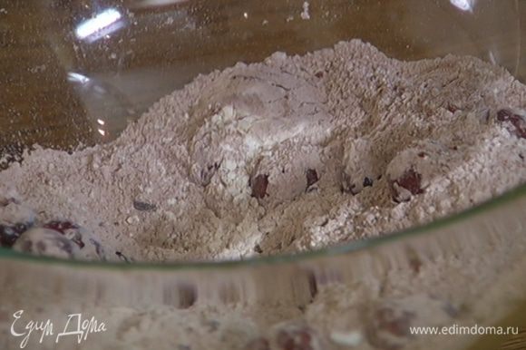Муку перемешать с шоколадными каплями, черешней, сахаром, какао, разрыхлителем и солью.