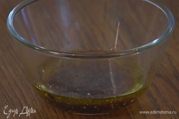 Приготовить заправку: соединить оливковое масло, малиновый уксус и наршараб, посолить, поперчить и все перемешать.