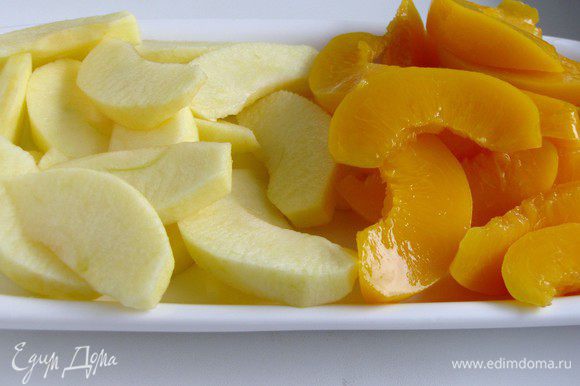 Яблоки очистить и нарезать дольками, удалив сердцевину. Персики обсушить бумажными салфетками и тоже нарезать дольками.