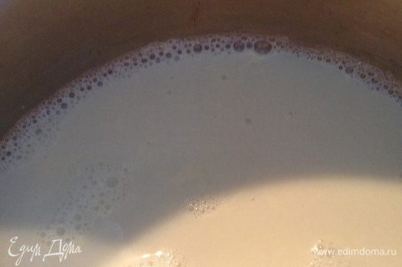 Молоко вскипятить, влить желатин в горячее молоко, хорошо перемешать, остудить.