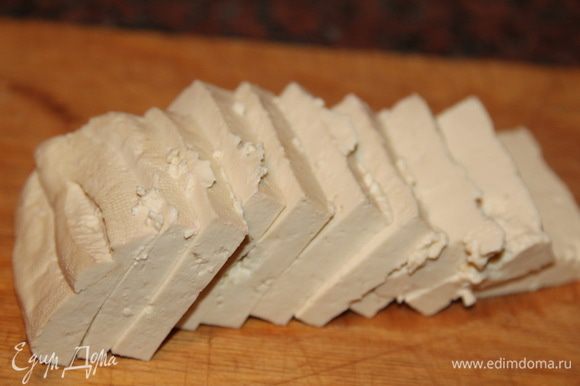Сыр тофу нарезаем кусочками толщиной около 1 см.