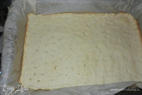 Выложить тесто на приготовленный противень и выпекать в течение 20 минут до золотистого цвета. (Следить, чтобы не стало пригорать.) Вынуть из духовки и охладить.