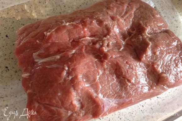 Мясо вымыть, подсушить салфетками.