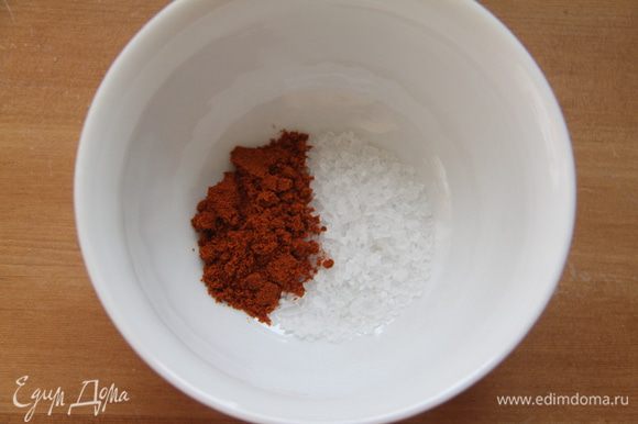 Отмерить соль и красный молотый жгучий перец. В некоторых рецептах встречается чёрный молотый перец, а также розмарин и тимьян...