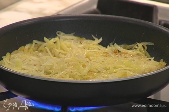 Натертый картофель выложить к луку с чесноком, перемешать и распределить по сковороде ровным слоем.