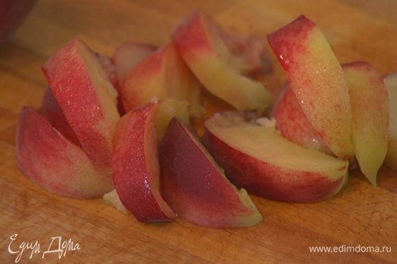 Персики, удалив косточки, нарезать тонкими дольками, посыпать 1/2 ч. ложки сахарной пудры и выложить сверху половину малины.