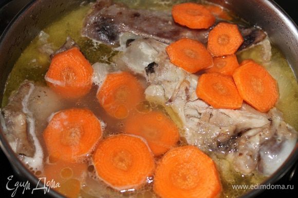 Затем добавить морковь, посолить и поперчить. Варить до мягкости моркови и крыльев. ( меня ушло еще 40 минут).