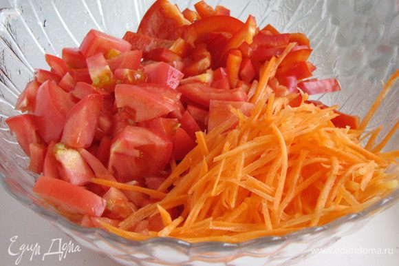 Пока мясо тушиться, на крупной терке натереть морковь, нарезать помидор и болгарские перцы.