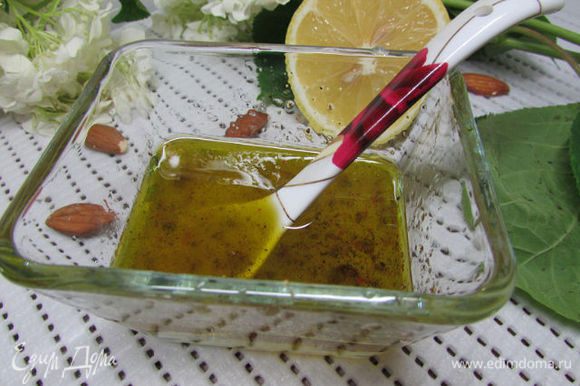 Приготовить заправку: смешать лимонный сок и оливковое масло, добавить соль и свежемолотый перец. Всё тщательно перемешать.