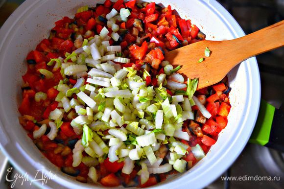 Стебли сельдерея нарезать небольшими кусочками и добавить в сковороду к овощам, посолить, приправить чёрным молотым перцем. Тушить 5 мин.