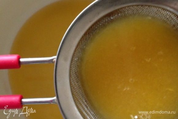 Для начала приготовим соус. Выжмем сок из апельсина, процедим от мякоти.