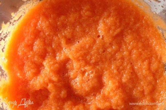 Сироп процедить, соединить с тертой морковью и оставшимся лимонным соком. Тщательно взбить в блендере до однородной пюреобразной массы.