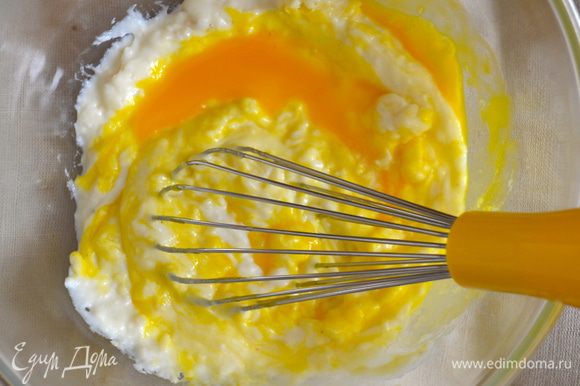 Яичные желтки отделить от белков. Вбить в соус яичные желтки (я выложила предварительно соус в миску).