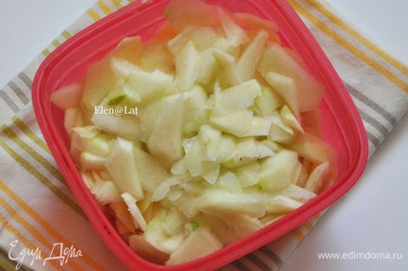 Яблоки и груши нарезать ооочень тонкими пластиночками.