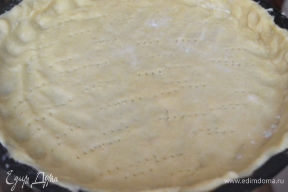 Достаем тесто раскатываем и переносим в форму для выпечки, формируем бортики. Часто накалываем вилкой и отправляем в духовку на 10 минут при 180.