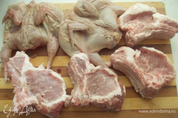 Приготовить мясо, помыть и обсушить. Можно взять абсолютно любое мясо: ребра,кусочки курицы, или, как у меня, котлету на кости и перепелок.