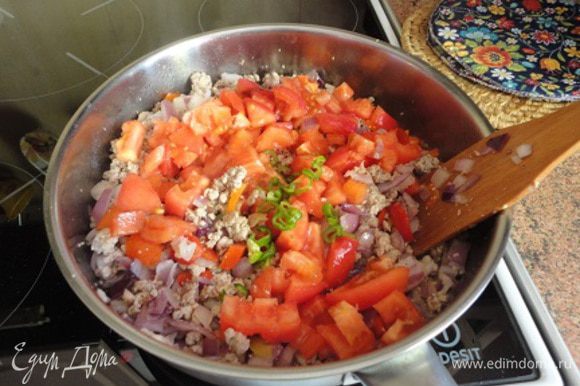 Добавить к мясу овощи( кроме чеснока) и тушить на среднем огне 10-15 минут.