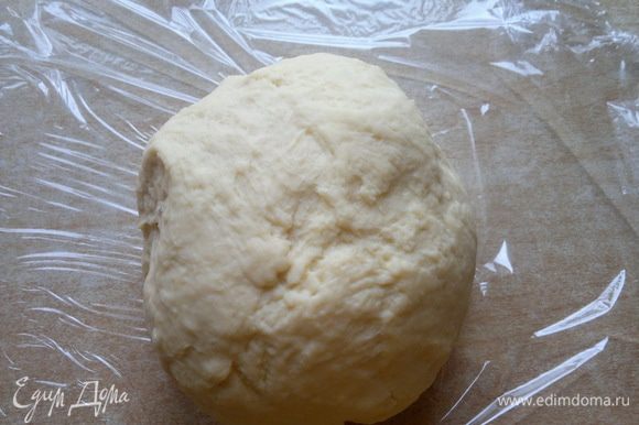 Вымешивать нужно минут десять, чтобы оно было гладкое, эластичное и тугое. Скатываем тесто в шар и отправляем в холодильник на 30 минут.